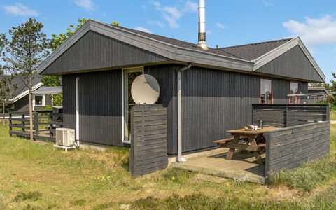 Chumani - 900M from the Sea: Maison, Domicile, Porte, Toit, Chalet, Biens, Jardin, Ombre, Siding, Cour