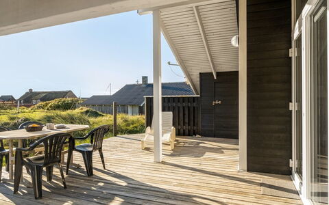 Horsten - 350M from the Sea: Maison, Domicile, Toit, Chalet, Arbuste, Siding, Porte, Jardin, Ferme