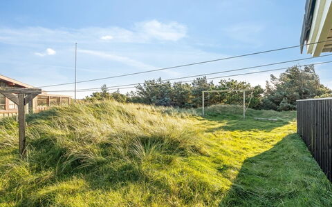 Horsten - 350M from the Sea: Maison, Domicile, Toit, Chalet, Arbuste, Siding, Porte, Jardin, Ferme