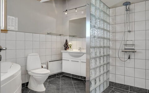 Horsten - 350M from the Sea: Sol, Mur, Sol, Design Intérieur, Plafond, Luminaire Plomberie, Tuile, Salle De Bains, Plomberie, Composite