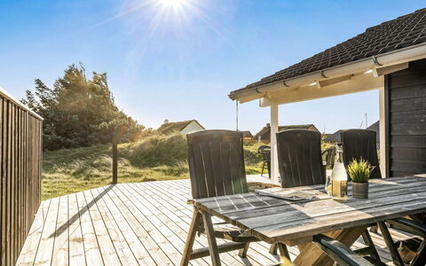 Horsten - 350M from the Sea: Ciel, Bois, Porche, Domicile, Meubles, Chalet, Plate-Forme, Planche, Dur, Mobilier De Jardin