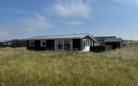 Bera - 250M from the Sea: Bâtiment, Maison, Bois, Domicile, Toit, Chalet, Zone Résidentielle, Arbuste, Architecture