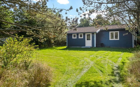 Lökea - 800M from the Sea: Toit, Maison, Domicile, Chalet, Siding, Biens, Allée, Batiments Jardin, Cour, Cabanon