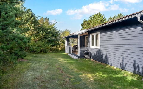Lökea - 800M from the Sea: Toit, Maison, Domicile, Chalet, Siding, Biens, Allée, Batiments Jardin, Cour, Cabanon
