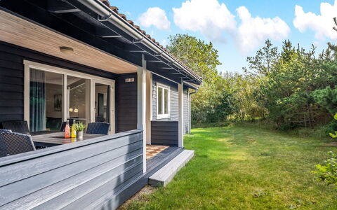 Lökea - 800M from the Sea: Toit, Maison, Domicile, Chalet, Siding, Biens, Allée, Batiments Jardin, Cour, Cabanon