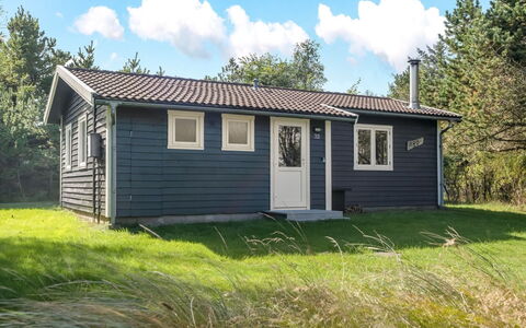 Lökea - 800M from the Sea: Toit, Maison, Domicile, Chalet, Siding, Biens, Allée, Batiments Jardin, Cour, Cabanon
