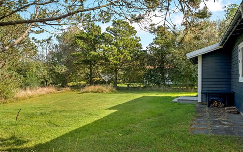 Lökea - 800M from the Sea: Toit, Maison, Domicile, Chalet, Siding, Biens, Allée, Batiments Jardin, Cour, Cabanon