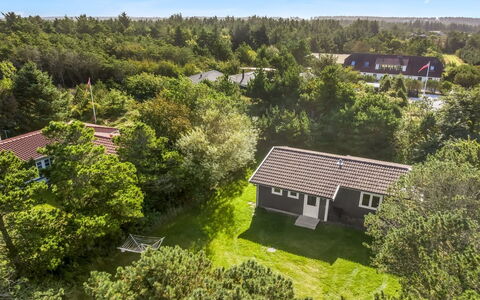 Lökea - 800M from the Sea: Toit, Maison, Domicile, Chalet, Siding, Biens, Allée, Batiments Jardin, Cour, Cabanon