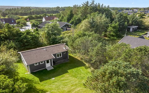 Lökea - 800M from the Sea: Toit, Maison, Domicile, Chalet, Siding, Biens, Allée, Batiments Jardin, Cour, Cabanon