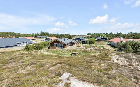 Eggerich - 900M from the Sea: Toit, Chalet, Domicile, Ombre, Siding, Ferme, Porche, Structure En Plein Air, Batiments Jardin