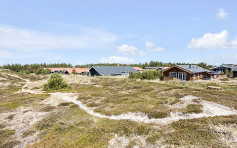 Eggerich - 900M from the Sea: Toit, Chalet, Domicile, Ombre, Siding, Ferme, Porche, Structure En Plein Air, Batiments Jardin