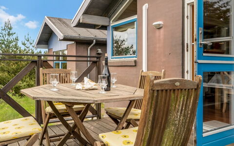 Bodulf - 600M from the Sea: Maison, Domicile, Porte, Toit, Chalet, Biens, Jardin, Ombre, Siding, Cour