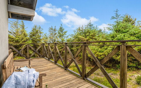 Bodulf - 600M from the Sea: Maison, Domicile, Porte, Toit, Chalet, Biens, Jardin, Ombre, Siding, Cour