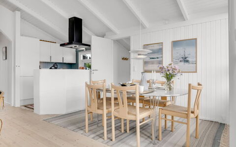 Laurentius - 300M from the Sea: Sol, Bois, Sol, Design Intérieur, Meubles, Parquet, Plafond, Table Cuisine Et Salle A Manger, Salle À Manger, Chaise