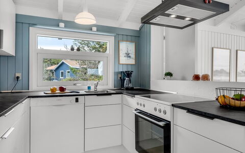 Laurentius - 300M from the Sea: Cuisine, Comptoir, Appareil De Cuisine, Sol, Cabinetry, Principaux Appliance, Design Intérieur, Électroménager, Sol, Cuisinière