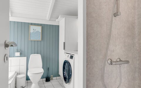 Laurentius - 300M from the Sea: Luminaire Plomberie, Sol, Salle De Bains, Sol, Toilette, Design Intérieur, Plomberie, Siège De Toilette, Évier, Robinet