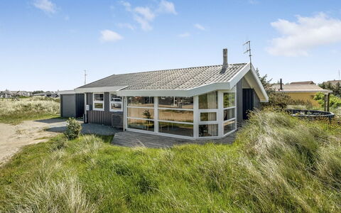 Laurentius - 300M from the Sea: Toit, Domicile, Maison, Siding, Chalet, Composite, Porte, Fenêtre À Guillotine, Biens, Cheminée