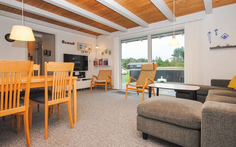Amber - 500M from the Sea: Bois, Maison, Chalet, Domicile, Toit, Zone Rurale, Siding, Cabane En Rondins, Batiments Jardin, Dur