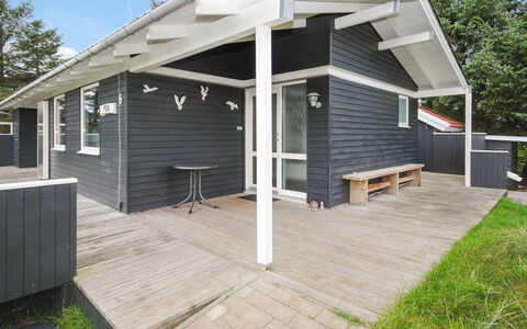 Amber - 500M from the Sea: Bois, Maison, Chalet, Domicile, Toit, Zone Rurale, Siding, Cabane En Rondins, Batiments Jardin, Dur
