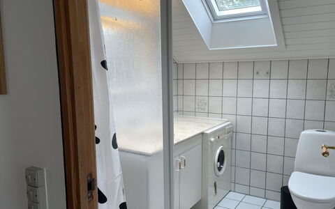 Felicia - 800M from the Sea: Sol, Luminaire Plomberie, Sol, Design Intérieur, Salle De Bains, Plomberie, Pièce, Robinet, Machine À Laver, Tuile