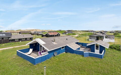 Joern - 300M from the Sea: Toit, Domicile, Maison, Siding, Chalet, Composite, Porte, Fenêtre À Guillotine, Biens, Cheminée