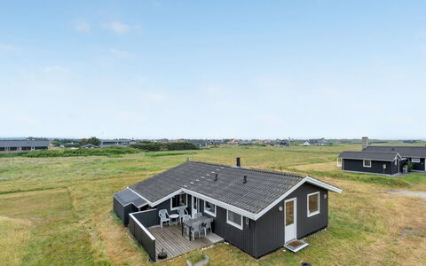 Svea - 400M from the Sea: Toit, Domicile, Chalet, Siding, Ombre, Ferme, Biens, Allée, Batiments Jardin, Cour