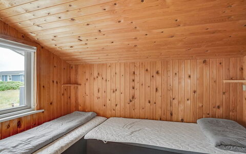 Svea - 400M from the Sea: Toit, Domicile, Chalet, Siding, Ombre, Ferme, Biens, Allée, Batiments Jardin, Cour