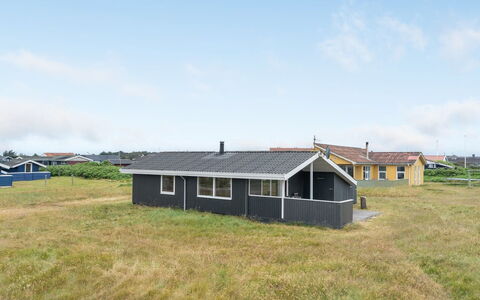 Svea - 400M from the Sea: Toit, Domicile, Chalet, Siding, Ombre, Ferme, Biens, Allée, Batiments Jardin, Cour