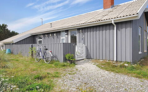 Dode - 225M from the Sea: Maison, Chalet, Toit, Batiments Jardin, Ombre, Cabanon, Arrière-Cour, Mobilier De Jardin, Cour, Pelouse