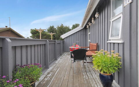 Dode - 225M from the Sea: Maison, Chalet, Toit, Batiments Jardin, Ombre, Cabanon, Arrière-Cour, Mobilier De Jardin, Cour, Pelouse