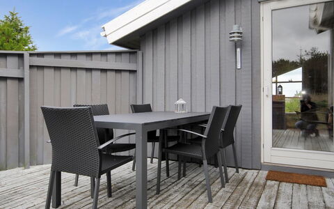 Dode - 225M from the Sea: Maison, Chalet, Toit, Batiments Jardin, Ombre, Cabanon, Arrière-Cour, Mobilier De Jardin, Cour, Pelouse