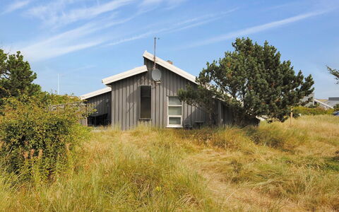 Dode - 225M from the Sea: Maison, Chalet, Toit, Batiments Jardin, Ombre, Cabanon, Arrière-Cour, Mobilier De Jardin, Cour, Pelouse