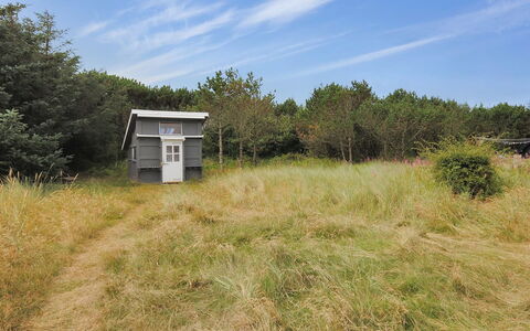 Dode - 225M from the Sea: Maison, Chalet, Toit, Batiments Jardin, Ombre, Cabanon, Arrière-Cour, Mobilier De Jardin, Cour, Pelouse