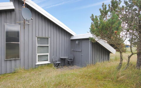 Dode - 225M from the Sea: Maison, Chalet, Toit, Batiments Jardin, Ombre, Cabanon, Arrière-Cour, Mobilier De Jardin, Cour, Pelouse