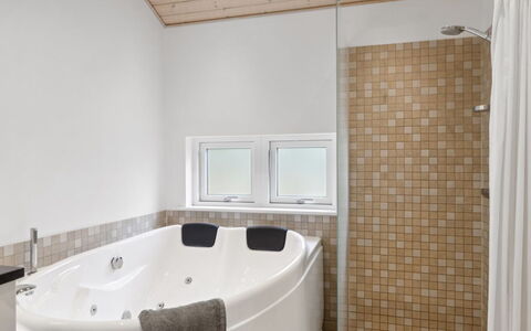 Hunlef - 400M from the Sea: Piscine, Ville Resort