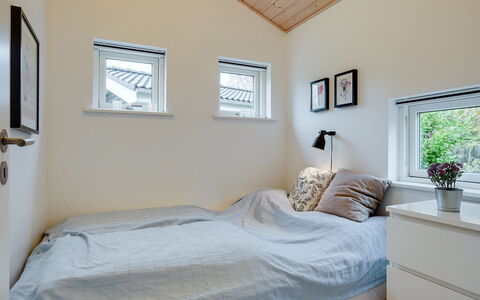 Hunlef - 400M from the Sea: Bois, Chambre, Design Intérieur, Plafond, Lit, Sol, Sol, Drap De Lit, Éclairage, Literie