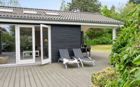 Hunlef - 400M from the Sea: Domicile, Chalet, Porte, Ombre, Siding, Porche, Batiments Jardin, Structure En Plein Air, Mobilier De Jardin, Cour