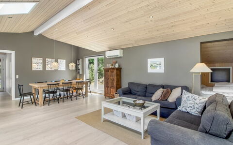 Hunlef - 400M from the Sea: Bois, Design Intérieur, Plafond, Sol, Parquet, Sol, Meubles, Salon, Canapé, Domicile
