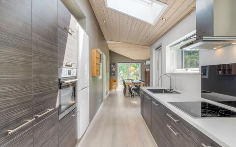 Hunlef - 400M from the Sea: Cuisine, Sol, Design Intérieur, Comptoir, Bois, Parquet, Plafond, Principaux Appliance, Appareil De Cuisine, Sol