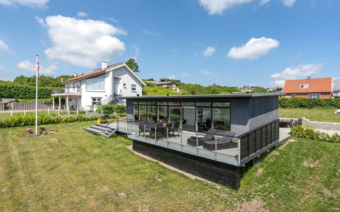 Jadara - 200M from the Sea: Toit, Maison, Domicile, Chalet, Siding, Biens, Allée, Batiments Jardin, Cour, Cabanon