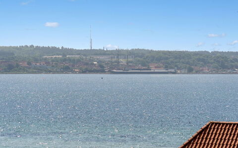 Jadara - 200M from the Sea: Toit, Maison, Domicile, Chalet, Siding, Biens, Allée, Batiments Jardin, Cour, Cabanon