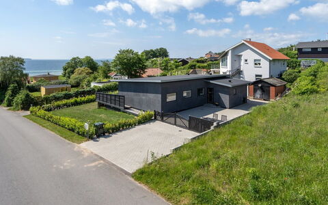 Jadara - 200M from the Sea: Toit, Maison, Domicile, Chalet, Siding, Biens, Allée, Batiments Jardin, Cour, Cabanon