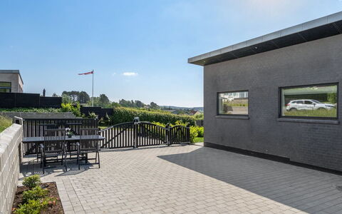 Jadara - 200M from the Sea: Toit, Maison, Domicile, Chalet, Siding, Biens, Allée, Batiments Jardin, Cour, Cabanon
