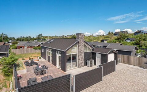 Erk - 700M from the Sea: Toit, Maison, Domicile, Chalet, Siding, Biens, Allée, Batiments Jardin, Cour, Cabanon
