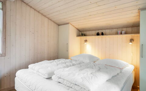 Hildburg - 1.5Km from the Sea: Bois, Chambre, Lit, Design Intérieur, Plafond, Sol, Pièce, Literie, Drap De Lit, Meubles