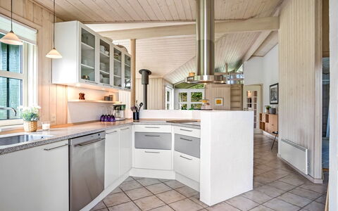 Hildburg - 1.5Km from the Sea: Cuisine, Comptoir, Design Intérieur, Bois, Sol, Plafond, Cabinetry, Luminaire, Appareil De Cuisine, Meubles