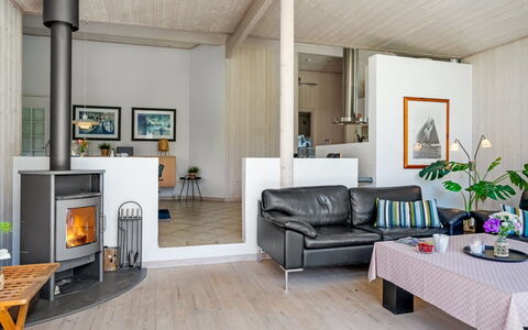Hildburg - 1.5Km from the Sea: Sol, Sol, Design Intérieur, Bois, Meubles, Plafond, Parquet, Pièce, Éclairage, Salon
