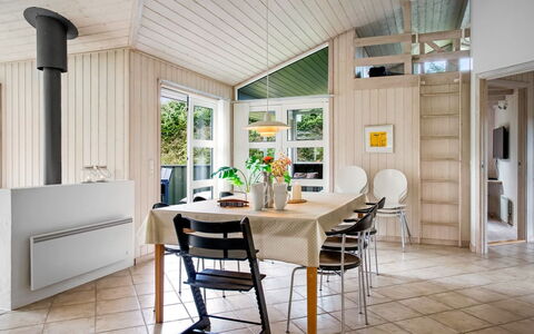 Hildburg - 1.5Km from the Sea: Meubles, Design Intérieur, Sol, Sol, Bois, Plafond, Chaise, Luminaire, Parquet, Cuisine