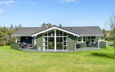 Hildburg - 1.5Km from the Sea: Maison, Domicile, Toit, Chalet, Arbuste, Siding, Porte, Jardin, Ferme