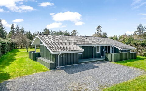 Hildburg - 1.5Km from the Sea: Maison, Domicile, Toit, Chalet, Arbuste, Siding, Porte, Jardin, Ferme
